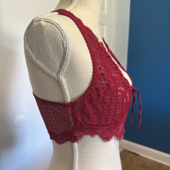 Elegant Red Lace Bralette - Picture 2 of 4